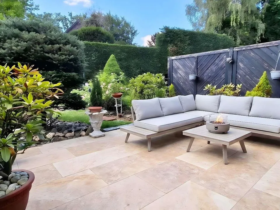 Terrasse mit Lounge-Möbeln und gepflegtem Garten