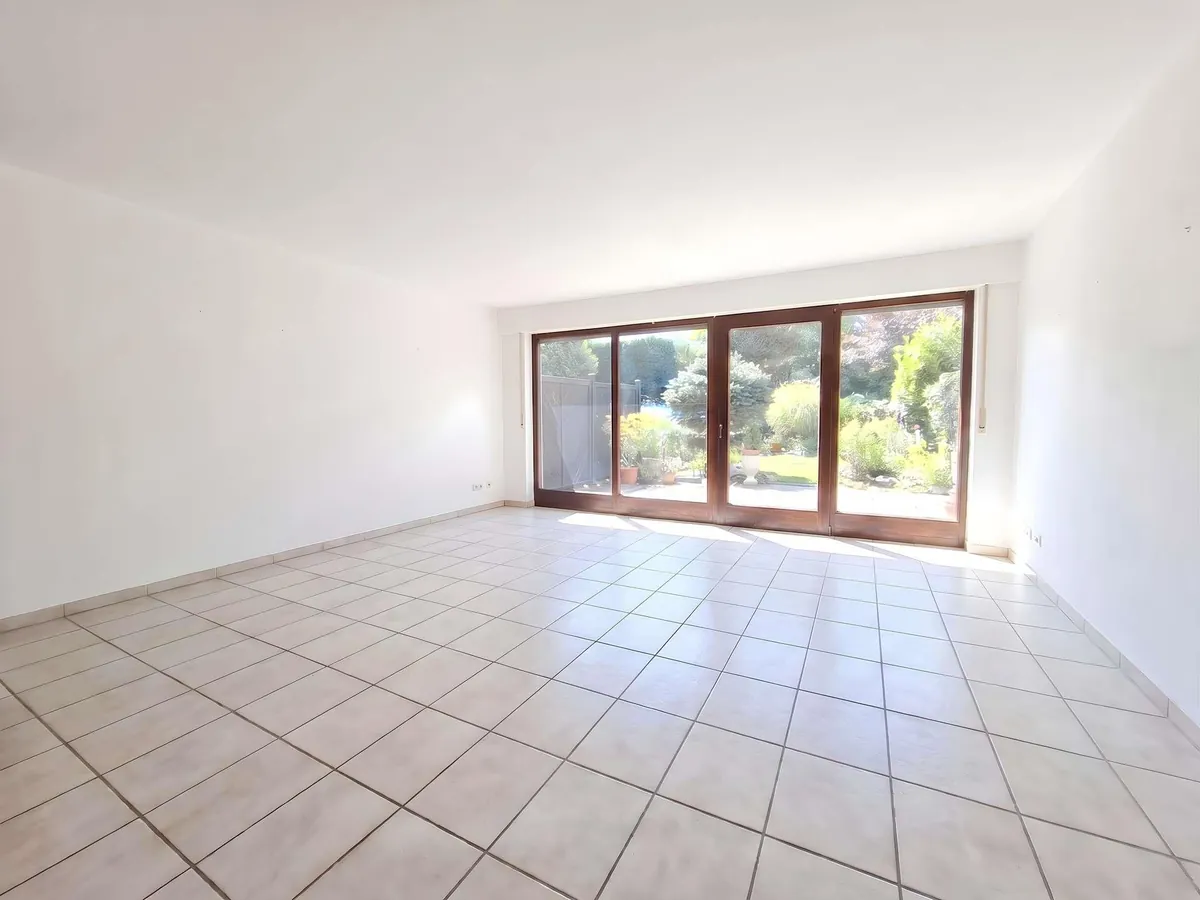 Leeres Wohnzimmer im Originalzustand